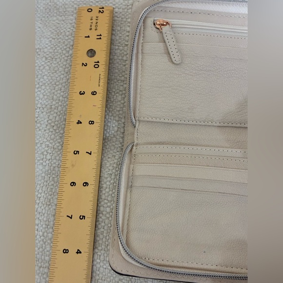 Michael Kors EUC Hamilton Traveler zip-around wallet cream/buff pebbled leather - Picture 14 of 15